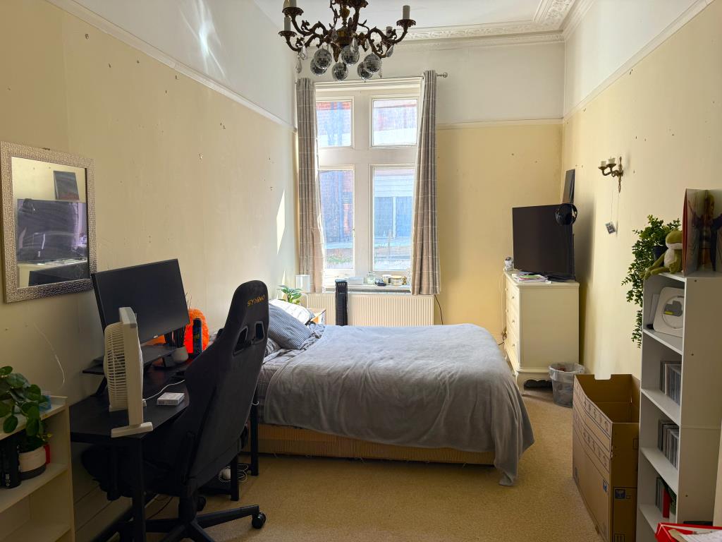 Lot: 151 - SUBSTANTIAL SEMI-DETACHED VICTORIAN DWELLING WITH ADDITIONAL INVESTMENT INCOME - Bedroom one of ground floor flat